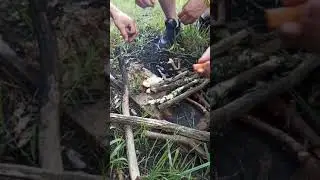 разведение огня при помощи огнива, входящего в комплект туристического ножа
