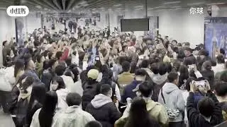 Китайцы поют в метро