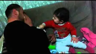 Sevimli cocugun corap koklatma arzusu