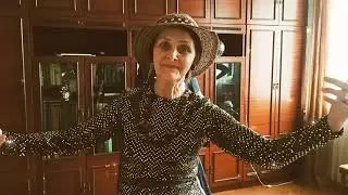 Мама на своëм Юбилее танцует с тремя дочерьми.