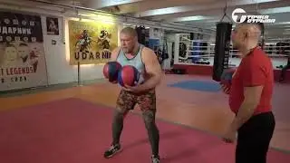 Хорошее упражнение.... Костя Цзю учит бить Макса Новоселова...
