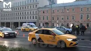В центре Москвы на пересечении Садового кольца и Сретенки перевернулся гружёный военный КАМАЗ