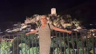 David, nuestro guía, nos explica un poquito lo que se ve desde el Balcón de Zabaleta (Cazorla)