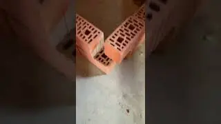 Когда незнаешь как класть кладку 😂это ведь реально разложенные кирпичи доя кладки перегородки🤦‍♂️