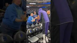 Kevin Durant confronts heckling Mavs fan who called him “a b*tch” #shorts