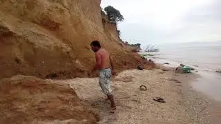 Сальто в пляже з скал