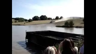 Zwei Leopard 2A5 beim durchqueren eines Gewässers