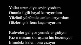 Simsiyah trenin sarışın kızı (Sözleriyle)