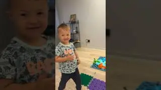 ИГРАЕТ НА ГАРМОШКЕ И ТАНЦУЕТ 3.4 ГОДА. СИНДРОМ ДАУНА. #особенныйпетя #downsyndrome