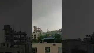 ঝড়ো হাওয়া বয়ে যাচ্ছে, মনে হচ্ছে সব উড়িয়ে নিয়ে যাবে