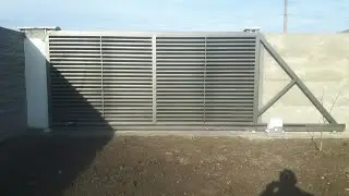 Montare poarta culisanta autoportanta( role si automatizare)