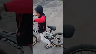 Ada aja kelakuan si bocil #shortvideo #narifchanel #sepeda #subscribe #shorts #short #bmx