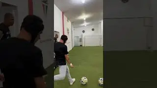 Só 10 anos e chuta muito!!