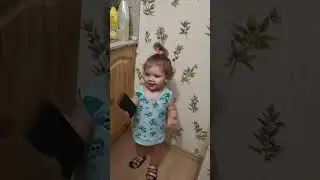 Кто пописал? Бабушка шутя ругает!