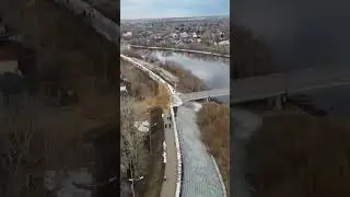 Курган выстроили дамбу из мешков с песком для защиты города от подтопления 
