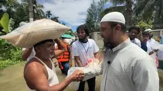 ফেনীর দাগনভূঞায় দুর্গত মানুষদের মধ্যে ত্রাণ বিতরণ