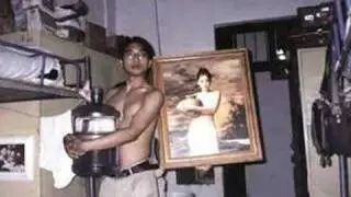 The Chinese college student is engaged in the strange photog