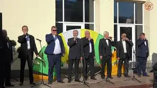 За того парня.  (Я сегодня до зари встану)
