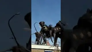 Spider Siren Head vs Light Head