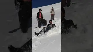 Koyî sıpi de köylüler kayarken