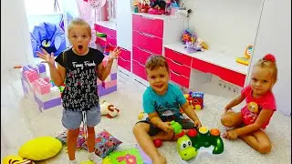 Андрей и Лера играют новыми ИГРУШКАМИ и мешают Маргарите Убирать история для детей от Влада и Андрея