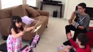 Pretty Drummer Girl