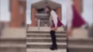 Si sfila il perizoma davanti alla chiesa, denunciata