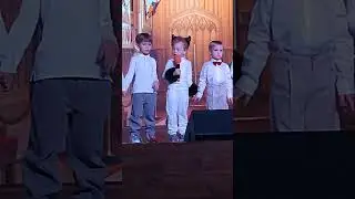 Наш котик на новогоднем празднике, с наступающим!