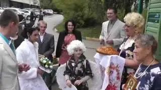 ВСТРЕЧА МОЛОДОЖЁНОВ ДМИТРИЯ И АНАСТАСИИ С КАРАВАЕМ! 11.09.2015г.