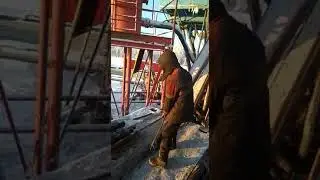 Бурение скважин. Когда скользко на буровой. Прикол про буровиков