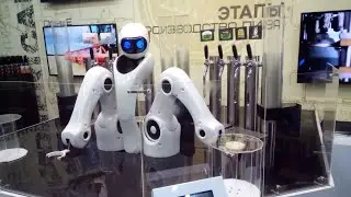 Робот работает бармен барменом.