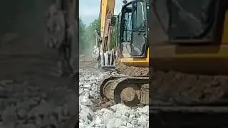 Гидравлические челюсти перекусывают арматуру в фундаменте. Демонтаж.