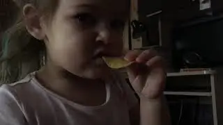 маленький поедатель чипс