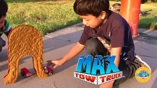 Max Tow Truck Mini Offroad Playset from Jakks Pacific kids playing in sand spanish english