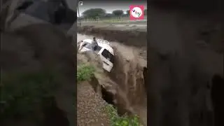 बस गिरी नहर में 😱😱😱