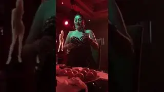 Bacaklar omuzda memeyide vermiş ağıza