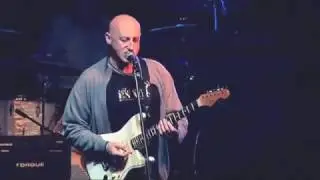 Jorge ilegal interpretando Imagine de J. Lennon.