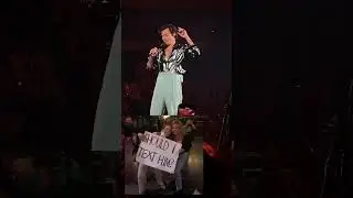 Harry styles reading fans sign ( Should I text him)