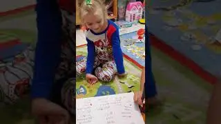 Агнессе 4 и 9, учится читать по слогам