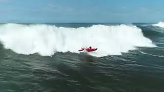 Surfando uma big Wave de canoa Havaiana.
