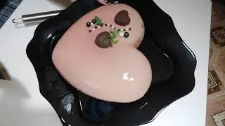 Малиновое сердце в разрезе.