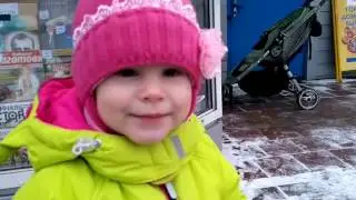 Маша и Медведь новый журнал открываем с Настей и наклеиваем наклейки на тумбочку.