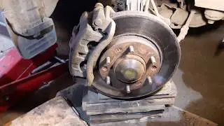 Замена передних тормозных дисков и колодок Hyundai H1 Grand Starex Часть 1 разборка.