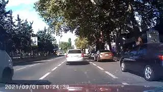 Момент ДТП 01.09.2021, маршрутка ударила в зад Toyota Avensis. Николаев, проспект Центральный