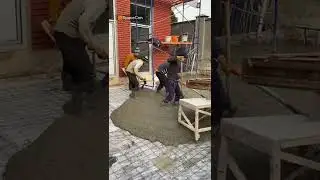 Заливка бетона на площадке перед домом 👷