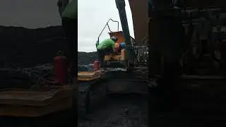 aktivitas mekanik alat berat tambang batubara site berau hari ini ganti accu excavator sany sy500
