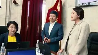 Выдали удостоверение кандидата в президенты Кыргызстана.