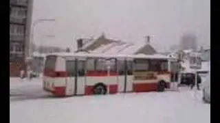 Autobus uvízl ve sněhu
