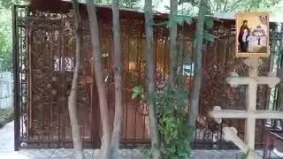 Андрей Углов на могилке Отрока Вячеслава.