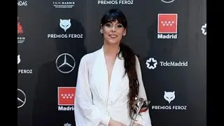 Peinado con coleta extra larga en alfombra roja Belén Cuesta Premios Feroz 2020